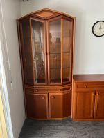 Eckvitrine aus Kirschholz mit Glastüren und Unterschrank