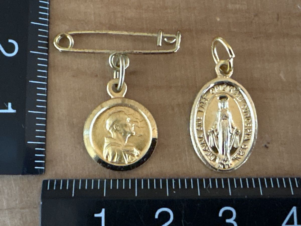 Ciondoli: 2 Heiligen Anhänger / Modeschmuck – Usato da Rümlang venduto da Fledermaus35