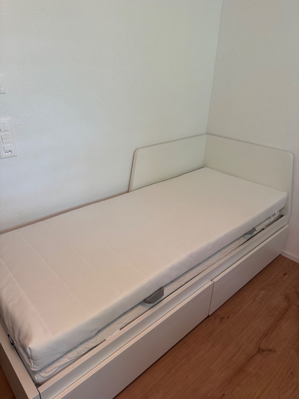 Ikea Letti: IKEA FLEKKE day-bed (bett) frame in white – Usato da St. Gallen venduto da ali_sjj2 4