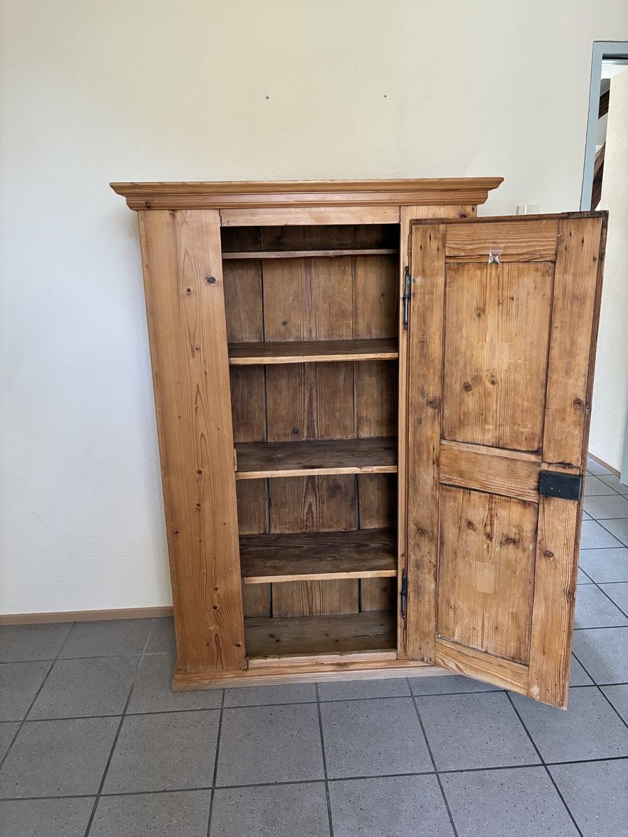 Armadi: Antiker Tannenholz Schrank – Usato da Ranflüh venduto da SwR_E19 2