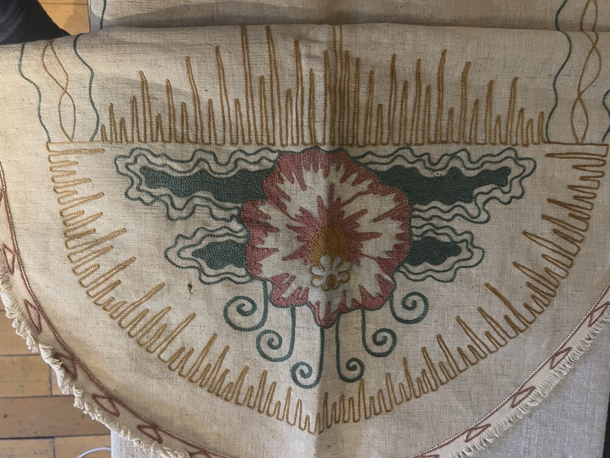 Sonstige Tischwäsche: Nappe chemin de table en lin, vintage brodée main, pompons – Gebraucht aus Genève von DELIRBEADS