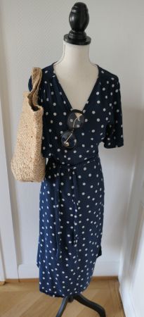 Sezane: robe portefeuille bleue et blanche à pois (EU44)