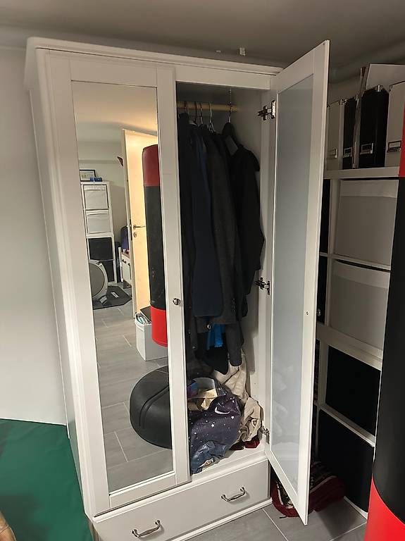 Armadi: Kleiderschrank weiss mit Spiegeleinsatz – Usato da Bonstetten venduto da TaylorD