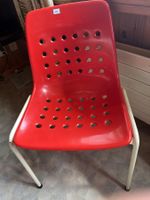 2 Stühle Kunststoff rot Metallgestell weiss