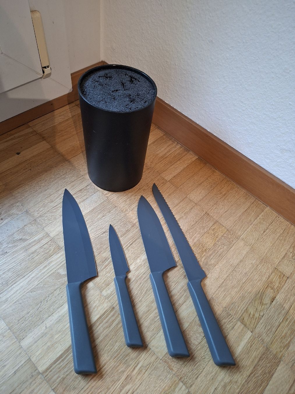Elettrodomestici da cucina: Messerblock mit 4 Messern dunkles Grau guter Zustand – Usato da Olten venduto da jea_x2tk 2