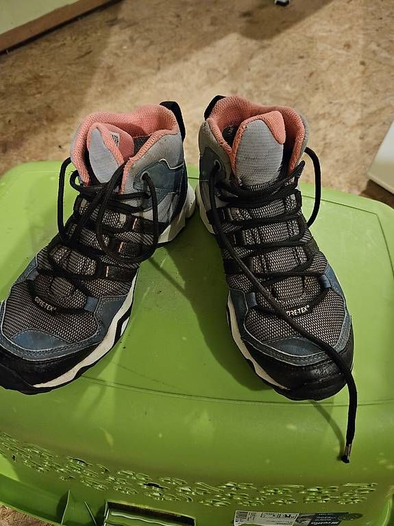 Chaussures hommes: Adidas Wanderschuhe 36 – D'occasion à Oeschgen par sve_t9vg