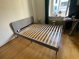 SLATTUM IKEACadre de lit gris avec sommier à lattes bon état