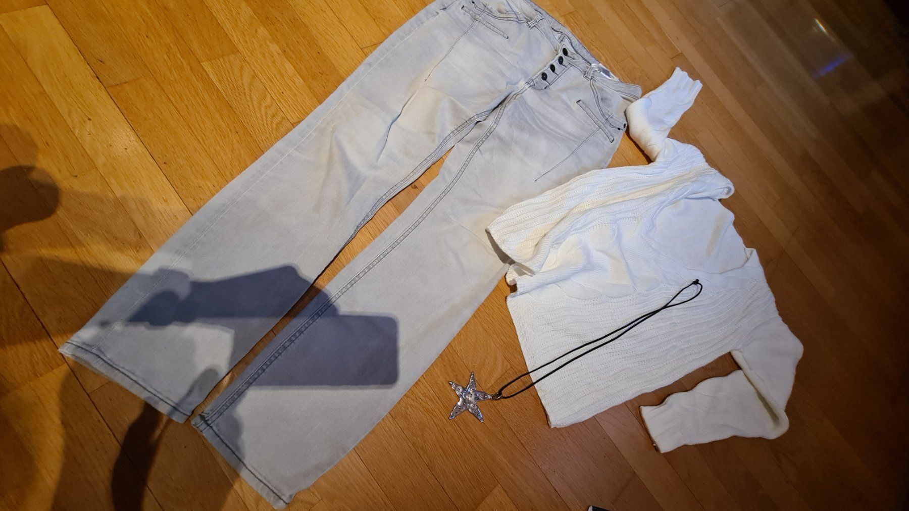 Lotti di vestiti: Pulli mit Schmuck und gratis denim jeans – Usato da Ferden venduto da jemyce