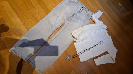 Pulli mit Schmuck und gratis denim jeans