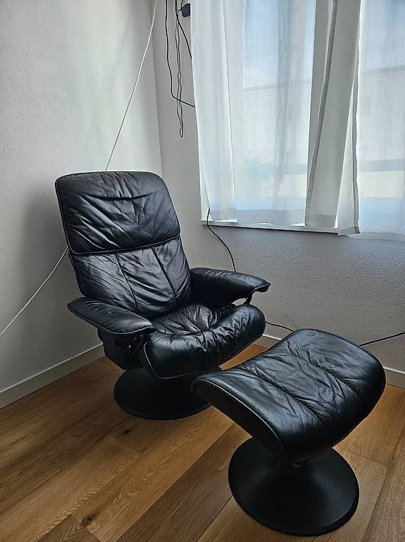 Poltrone: Schwarzer Leder-Relaxsessel mit Hocker  bequem – Usato da mühlau venduto da MoonCrypto