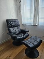 Schwarzer Leder-Relaxsessel mit Hocker  bequem
