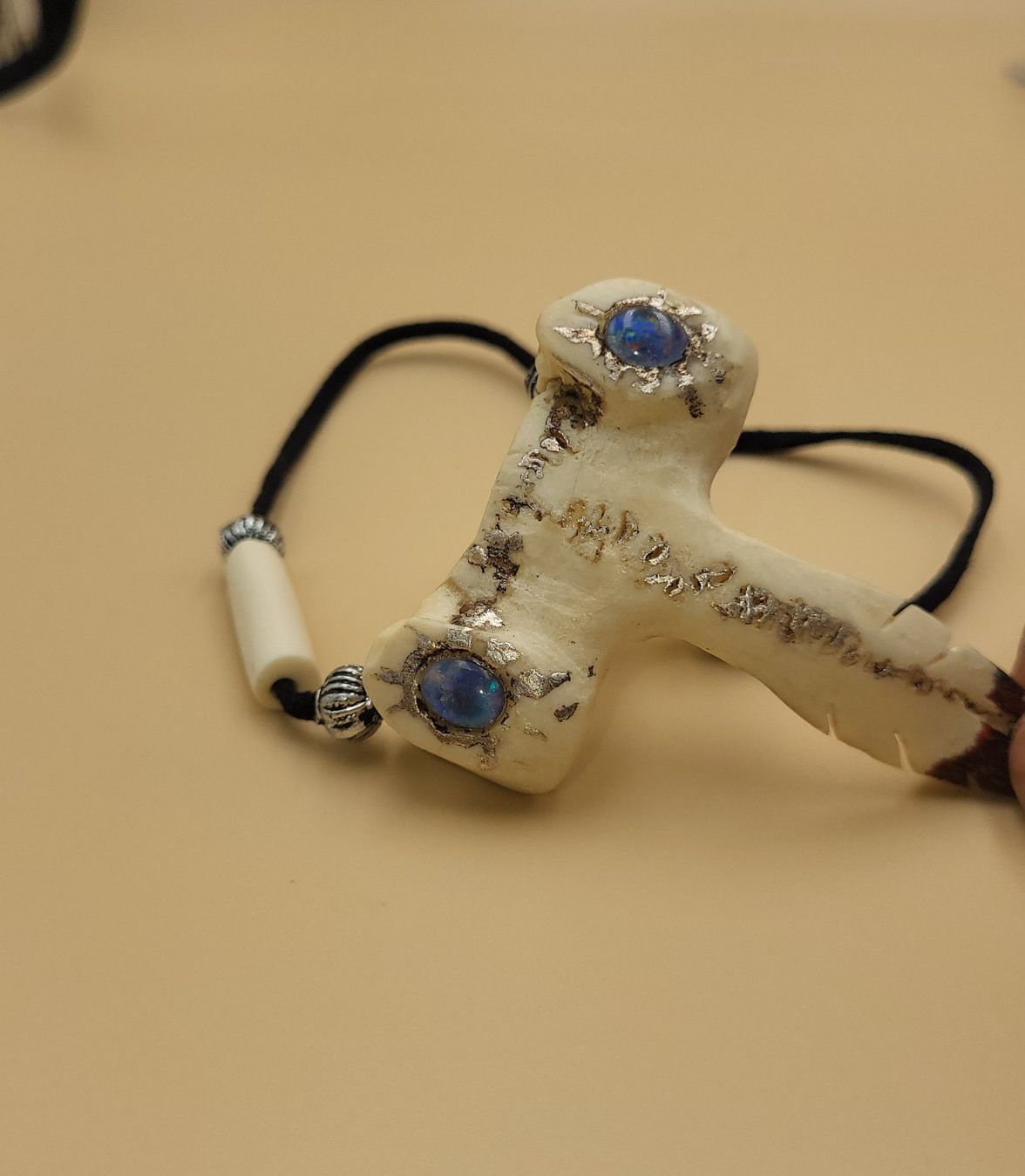 Ketten: UNIKAT Handgemachte Collier Mit Knochen Anhänger und 2 Opal – Gebraucht aus Wald ZH von SwissPawnshop 1