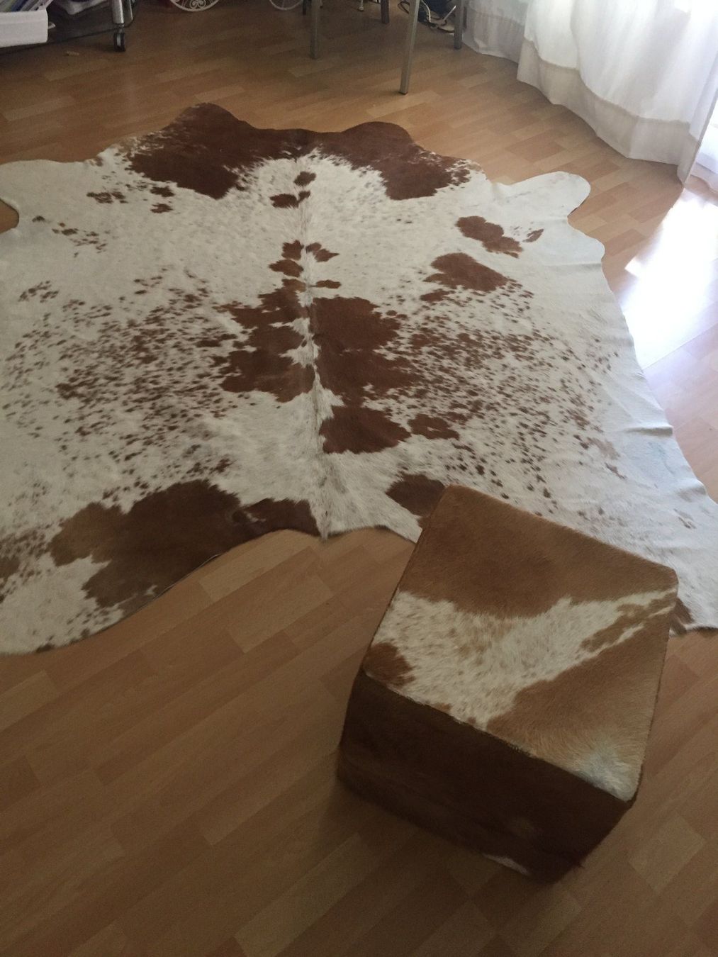Tappeti: Dekoratives Set aus echtem Kuhfell und passendem Hocker – Usato da Zürich venduto da sop_5b8y