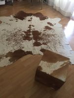 Dekoratives Set aus echtem Kuhfell und passendem Hocker