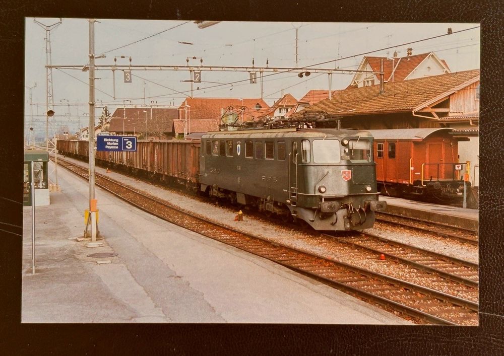 SBB Ae 6/6 11468 «Lenzburg» m. Rübenzug in Kerzers –9.11.96 (Neu ...