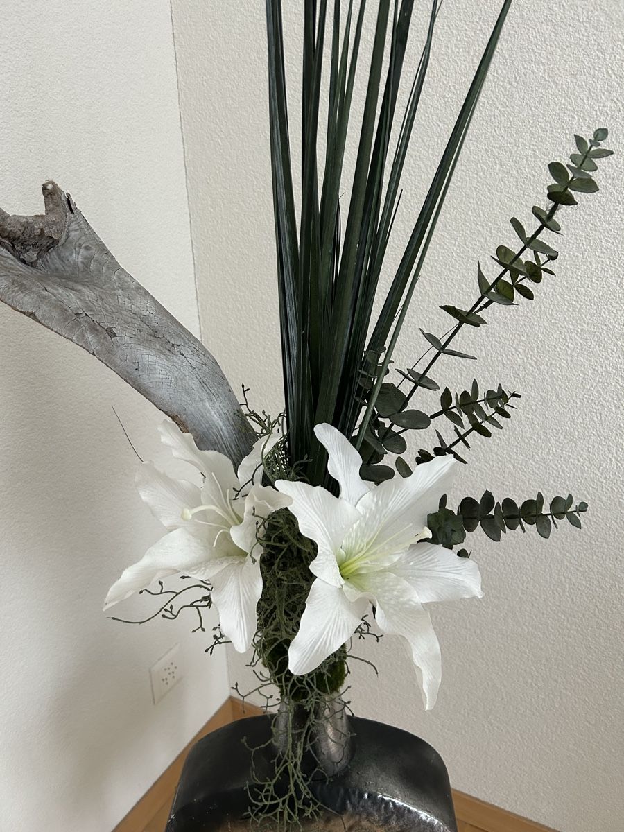 Alle Dekorationen: Elegantes Gesteck mit Lilien und Holz – Neu (gemäss Beschreibung) aus Güttingen von Hunzer 3