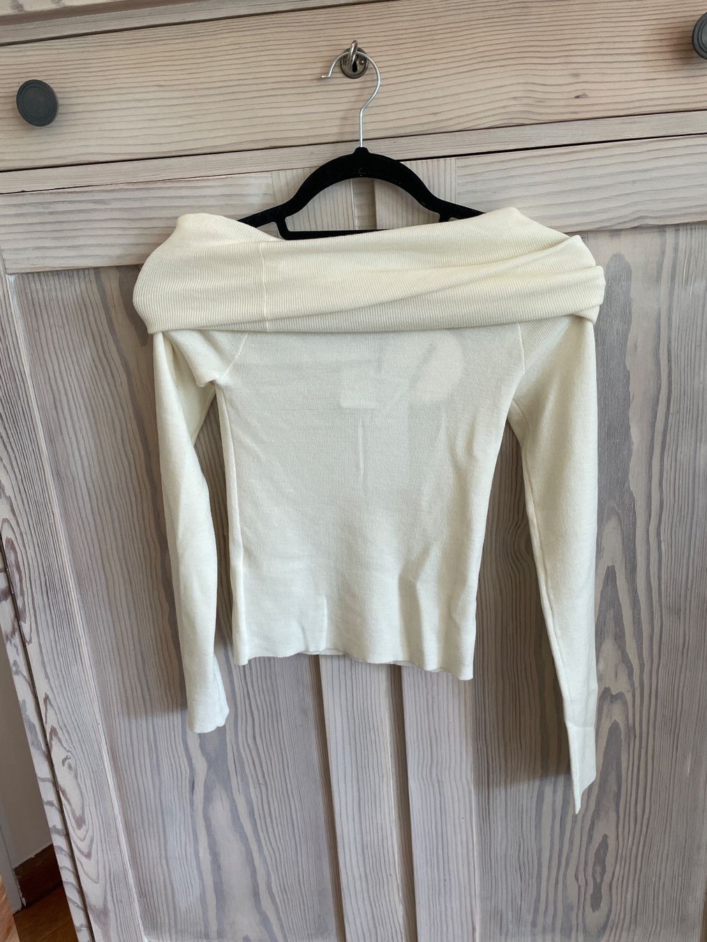 Maglioni & Felpe: Edles Off-Shoulder Strick-Top in Creme, Grösse S – Nuovo e nell'imballaggio originale da Basel venduto da non_vn79 1