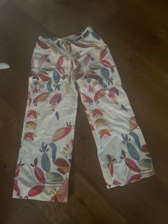 Zara Hose mit Blumenmuster, Grösse M, Sommerlich leicht!