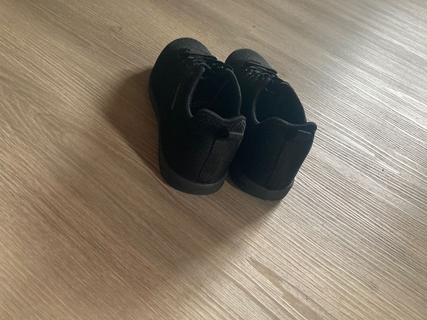 Damenschuhe: 2 Paar Sneakers 37 fast neu – Gebraucht aus Bischofszell von Silberviolett 8