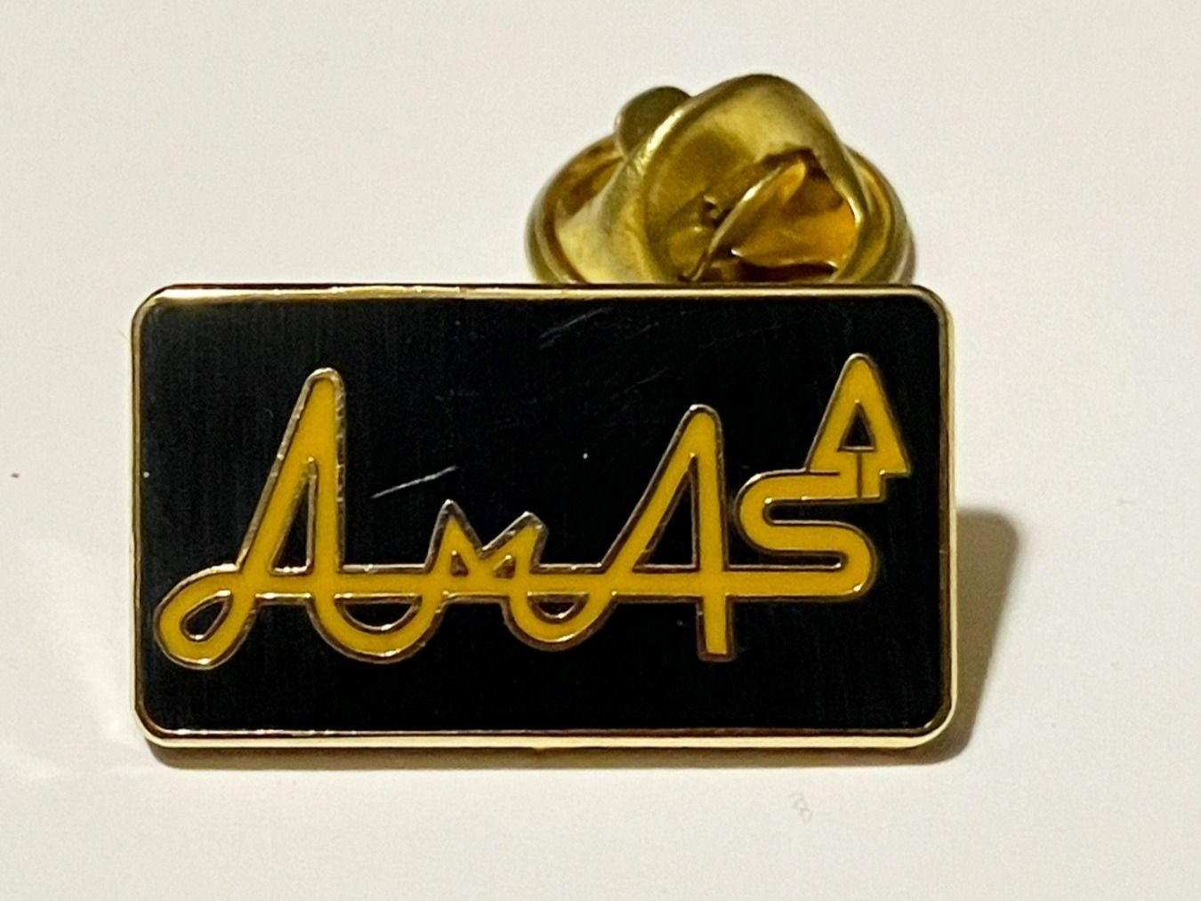 Placchette & Badge: Ansteckpin schwarz goldfarben "AMAS" – Usato da Basel venduto da djwwpp