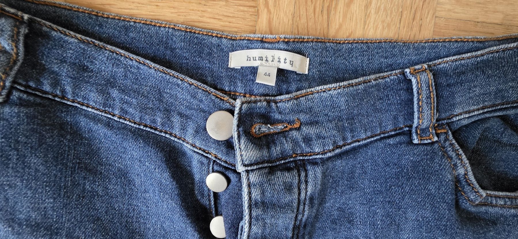 Jeans: Jeans Taille 44 marque Humility – Usato da Yverdon-les-Bains venduto da van_dq65 5