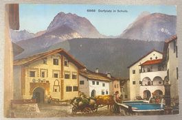Postkarte Schuls Dorfplatz; Szene am Brunnen mit trink. Kuh