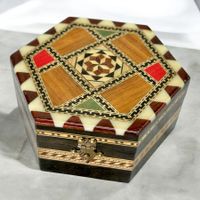 Boîte à bijoux hexagonale en bois marqueté vintage