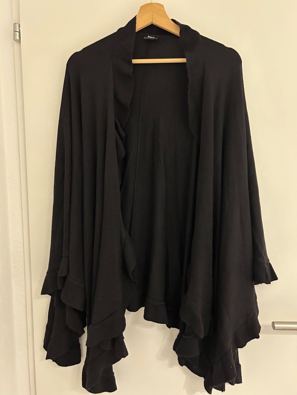 Altro in  Abbigliamento & Accessori: Cape schwarz von Bon Prix – Usato da Kappel SO venduto da Hasli12