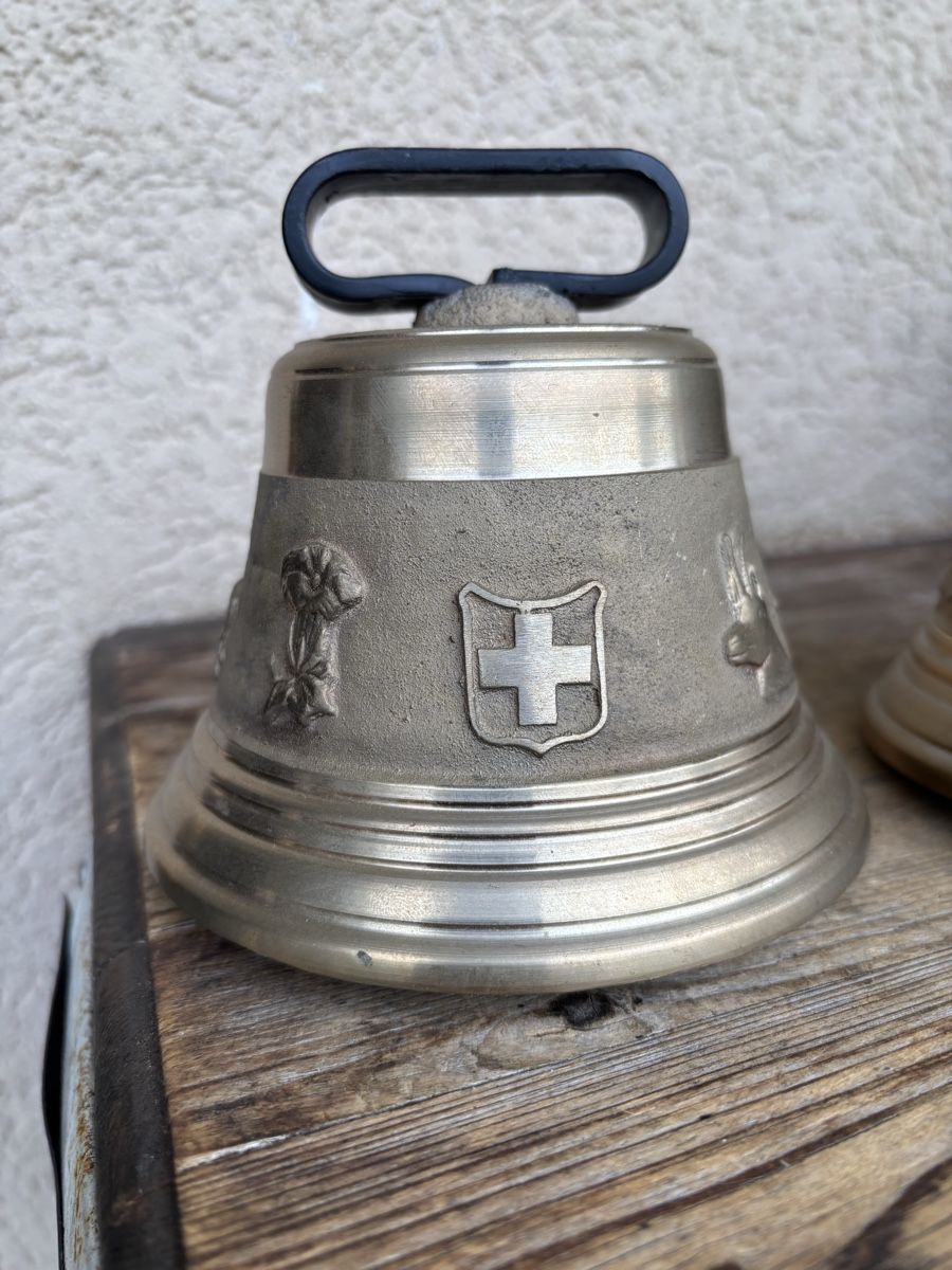 Campanacci mucche: 2  Neue Glocken – Nuovo (secondo la descrizione) da Schangnau venduto da Roseggli82 1