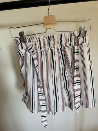 Tirisa Shorts gestreift mit Bindegurt Grösse L weiss blau