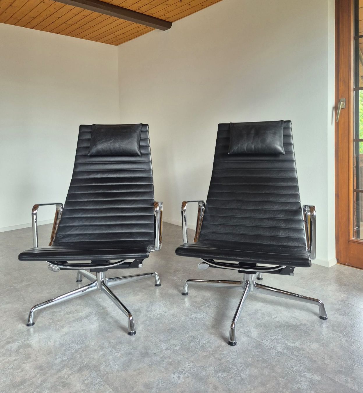 Vitra Poltrone: Zwei originale Vitra Eames Leder-Drehsessel mit einem Hocker – Usato da Schüpfen venduto da squ_8c5j 1