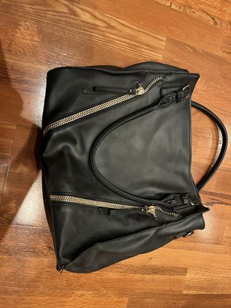 schwarze Handtasche mit vielen Innenfächern