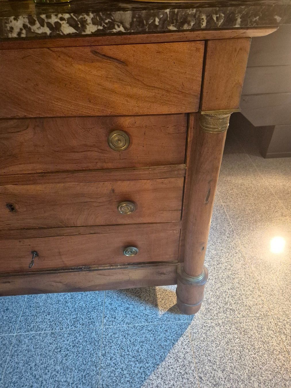 Cassettiere: Commode d'époque Empire en noyer, plateau marbre – Usato da Morgins venduto da pmd_px9d 4