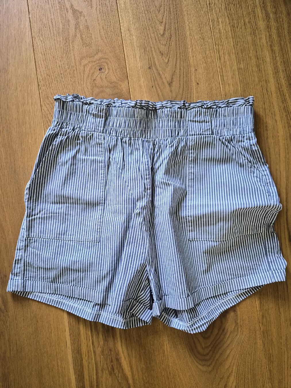 Only Pantaloni: Only Kurze Hose mit Streifenmuster, Gr. XL – Usato da Schwarzenberg LU venduto da LadySecondhand