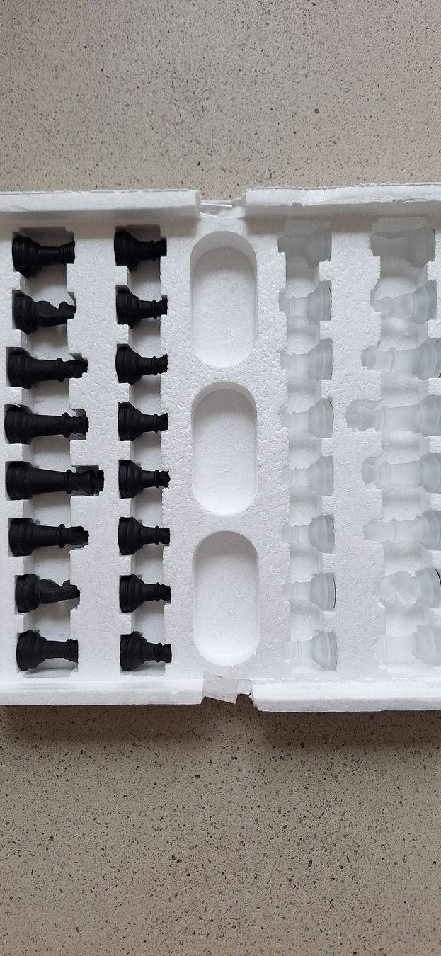 Giochi: Schachspiel mit Glasfiguren – Usato da Uzwil venduto da Arusha21 1