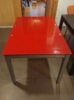 Table à manger design avec plateau en verre rouge vif