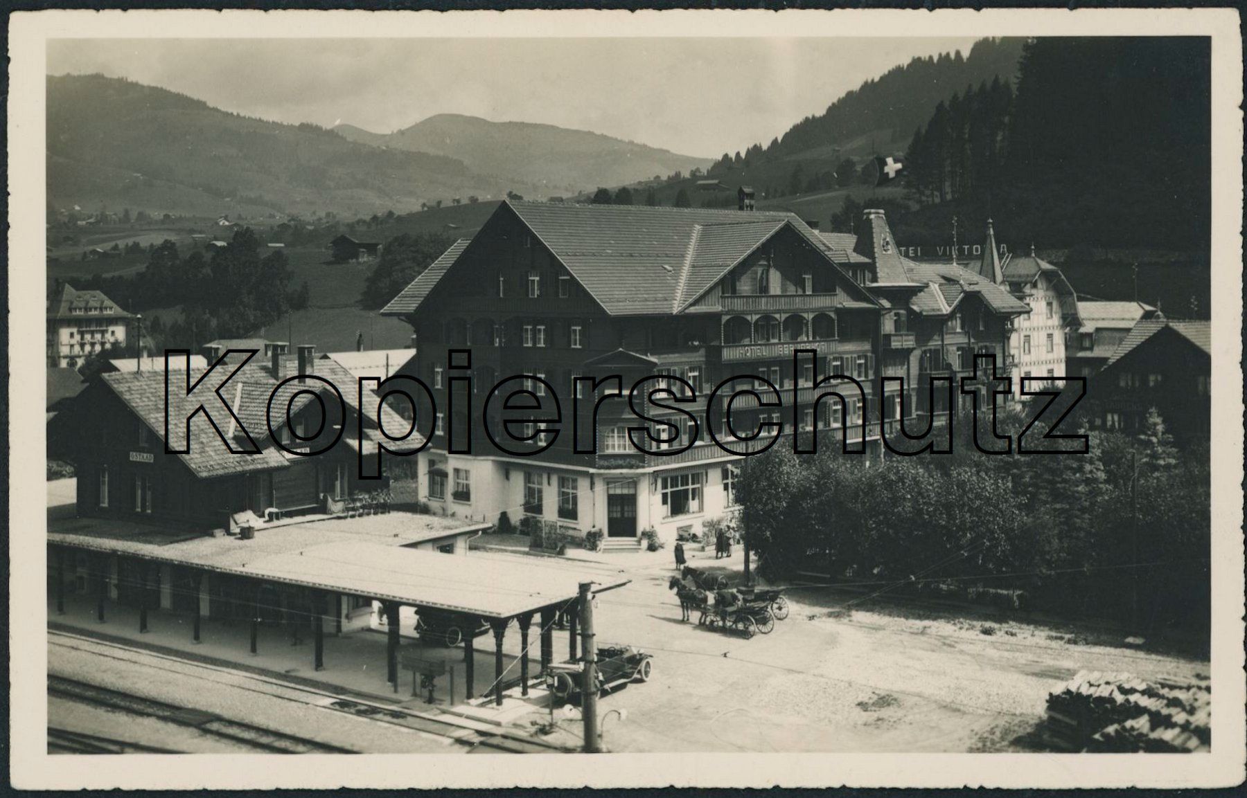 Cartoline postali: BE Gstaad - Bahnhof - Bahn MOB - Kutsche - Auto - Saanen – Nuovo (secondo la descrizione) da Schindellegi venduto da Jonathan77
