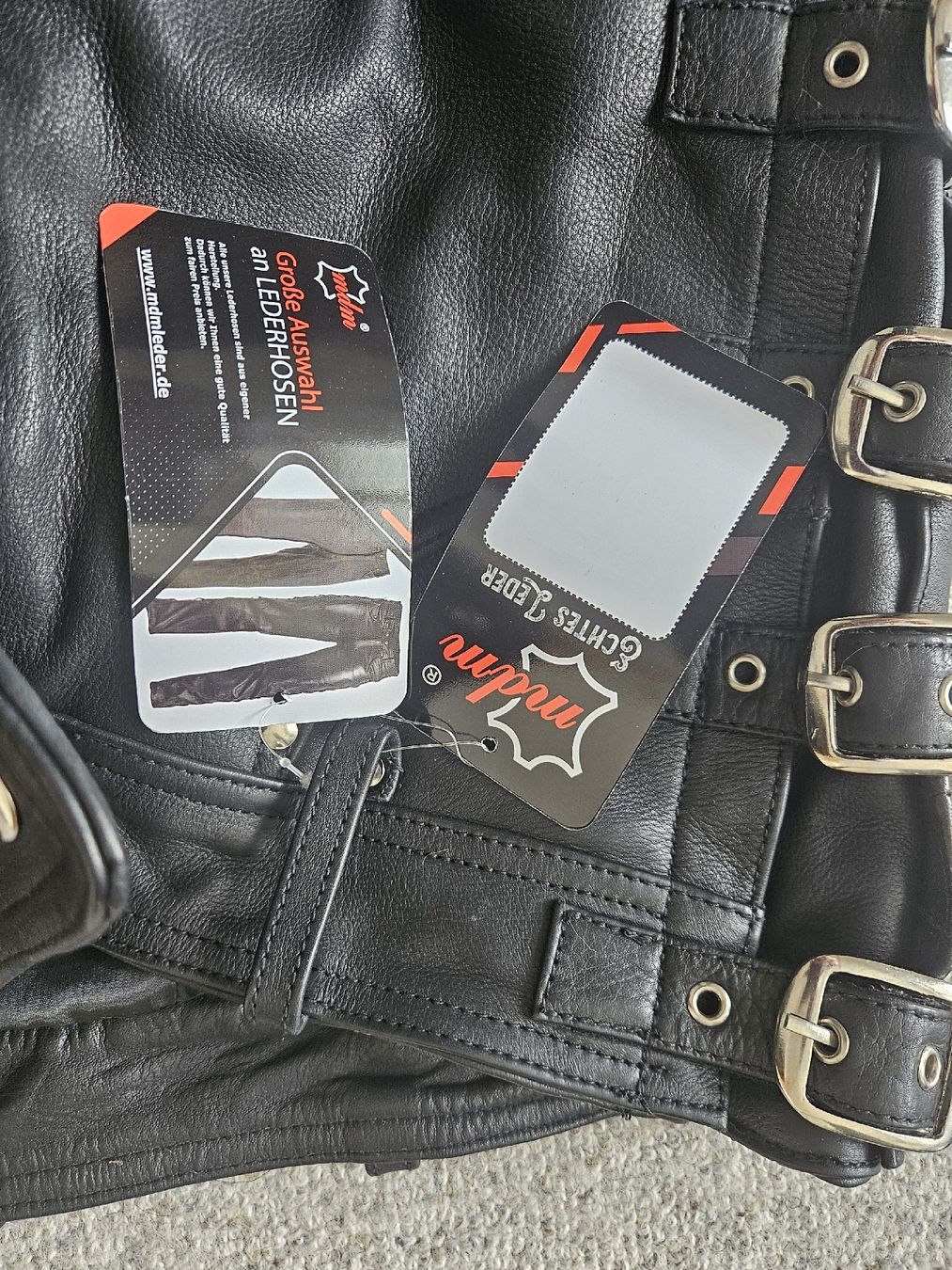 Pantaloni: Echtleder Hose mit Schnallen,Grösse 30 inch = Grösse 38 – Nuovo e nell'imballaggio originale da BALTERSWIL venduto da Black-Morphis 3