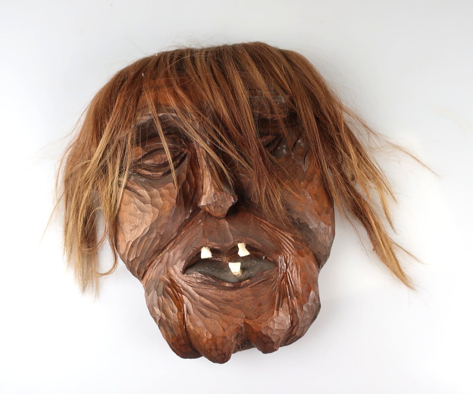 Maschere: Holzmasken mit Haar – Usato da Volketswil venduto da brockipfannenstil 1