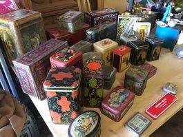 Lot 25 alte und Antike Blechbüchsen