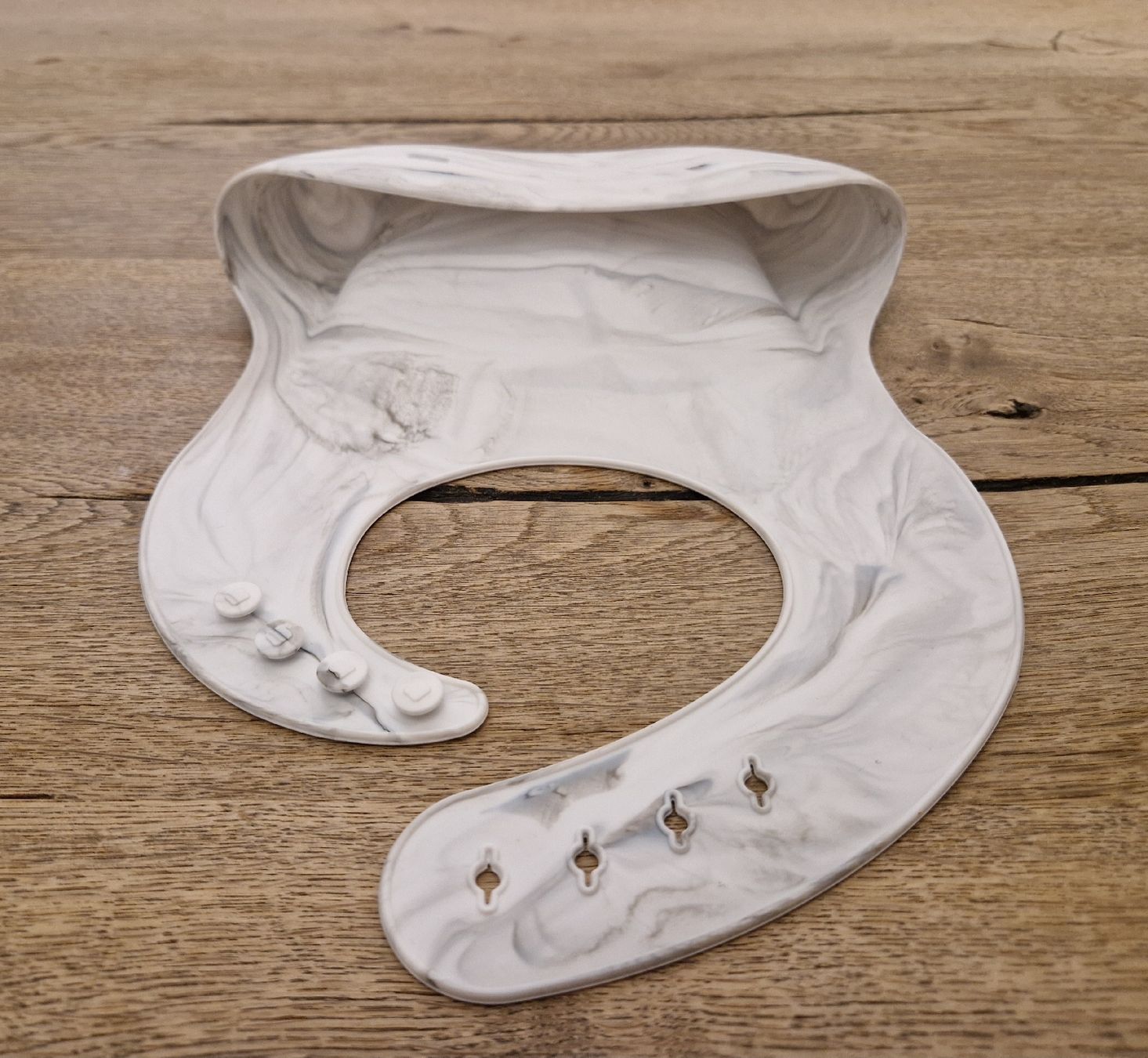 Pasti del neonato: Silikon-Lätzchen Marmormuster Babylätzchen mit Tasche Neu – Nuovo e nell'imballaggio originale da Schindellegi venduto da COIFFY 2