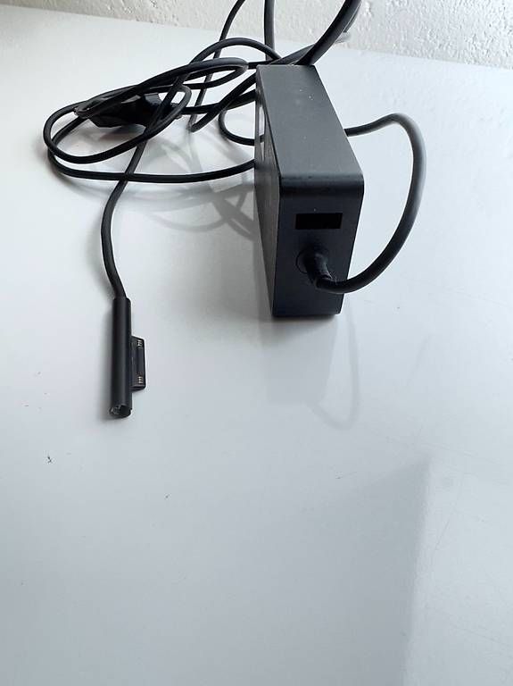 Caricabatterie: Chargeur Microsoft Surface Pro 3 / 4  36 W  modèle 1625 – Usato da Lonay venduto da sof_6mp7 1