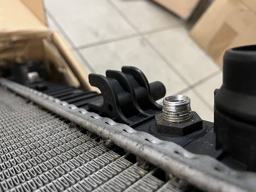 Mercedes-Benz Tutti i ricambio: R230 SL 55 AMG Kühler – Usato da Scherz venduto da Clubmarthe 1