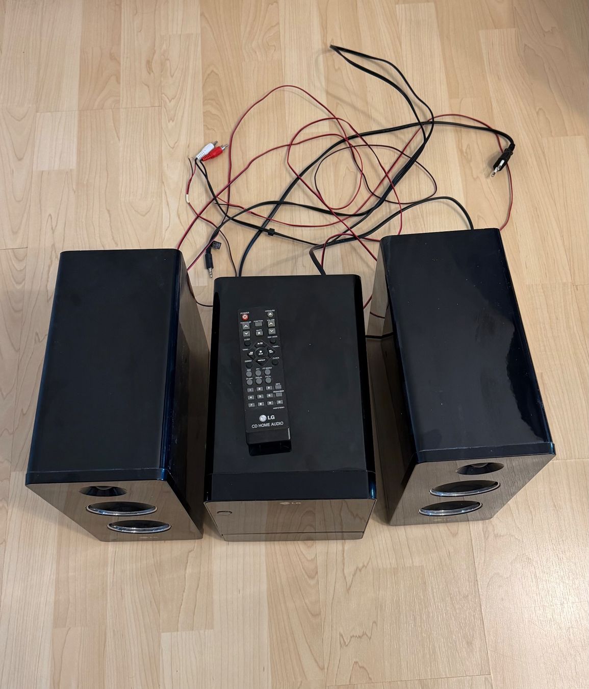 LG Haut-parleurs: Système de son LG FA162N avec télécommande et câbles – D'occasion à Develier par loicb1997 1