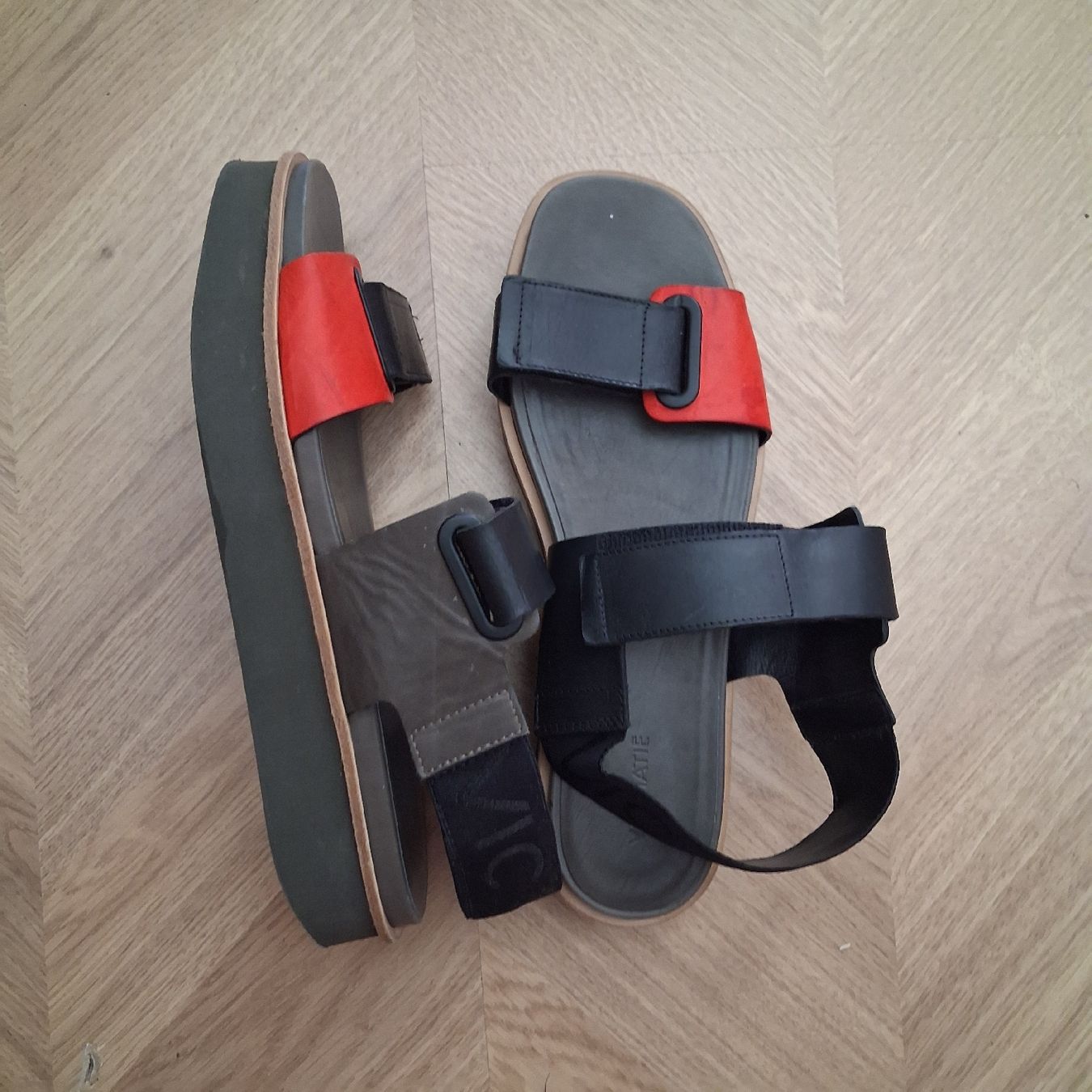 Vic Matié Damenschuhe: Vic Matie Sandals Red Black Size 41 – Neu (gemäss Beschreibung) aus Wil SG von tre_g2l7 1