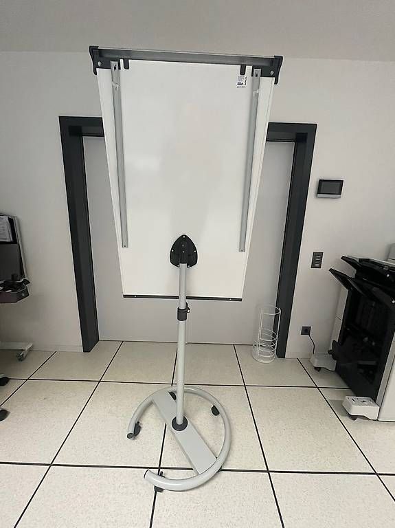 Attrezzature mediche: Vendo lavagna con rotelle per mancato uso  – Usato da Riva San Vitale venduto da gab_6qhv