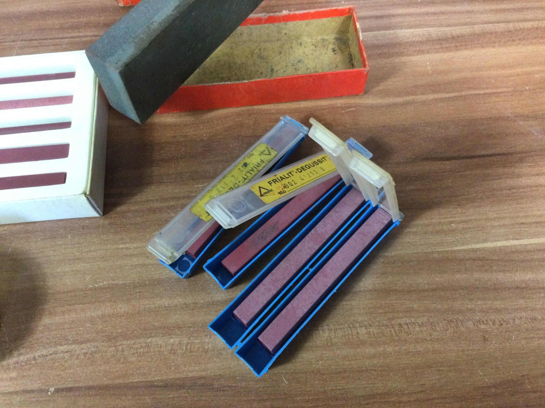 Schaublin Tutte le macchine: Posten gebrauchte Tuschierpaste und Abziehsteine – Usato da Wangen SZ venduto da kuriosum12 3
