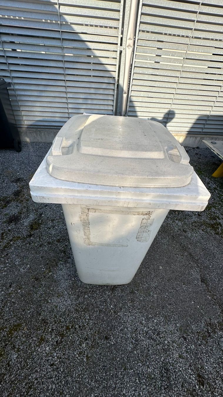 Banconi: Abfallbehälter, Rollcontainer 240 Liter / 110 kg weiss – Usato da Dübendorf venduto da rog_8pqk