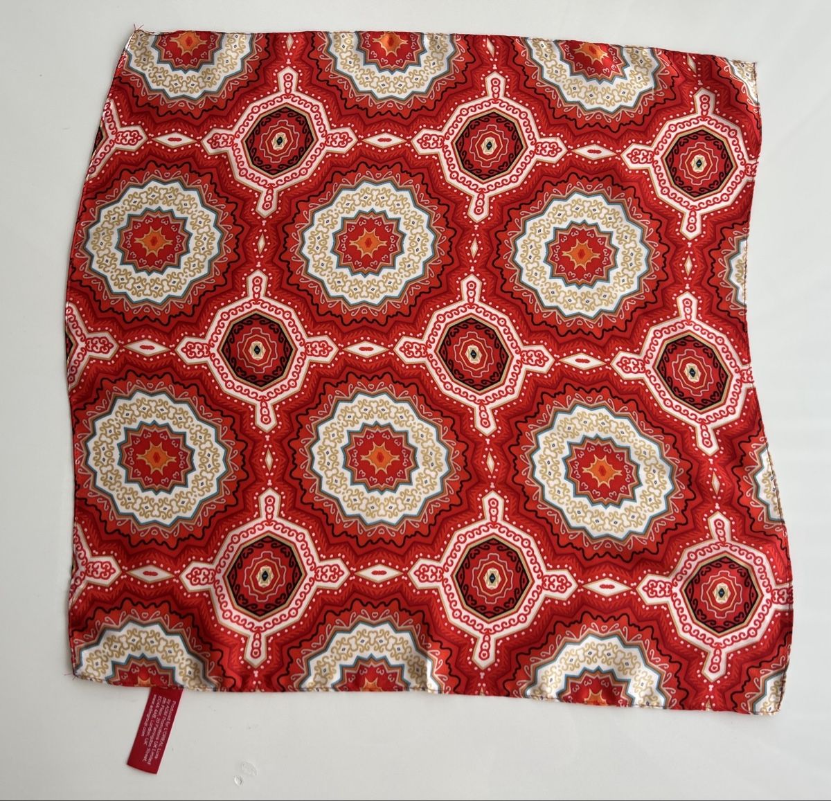 Foulard & Sciarpe: L’OREAL Luxe Scarf red patterned new – Nuovo (secondo la descrizione) da Saland venduto da ele_vc96
