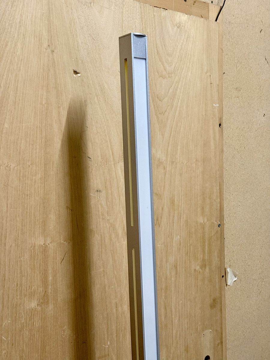 Lampen: Modern Design Floor Lamp, Silver Finish, Excellent Condition – Gebraucht aus Lausanne von vas_cdb2 3